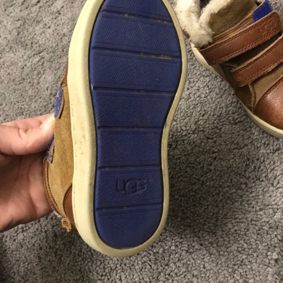 Boys UGG boots - Picture 2 of 3